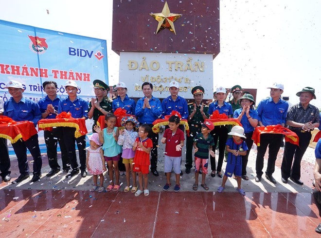 Quang Ninh : Installation d’un tour à drapeau sur l’île Tran - ảnh 2