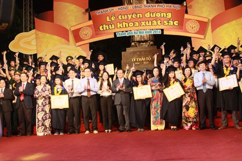 Hanoï honore les 98 lauréats de la promotion universitaire 2015 - ảnh 1