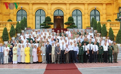 Les anciens prisonniers révolutionnaires reçus par le président Truong Tan Sang - ảnh 1