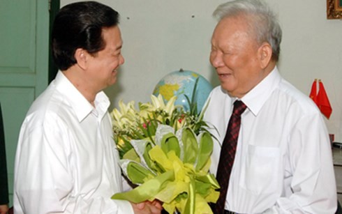 Le PM Nguyen Tan Dung rend visite à l’ancien président Le Duc Anh - ảnh 1
