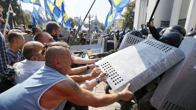 Une réforme constitutionnelle tourne à la bataille rangée à Kiev - ảnh 1