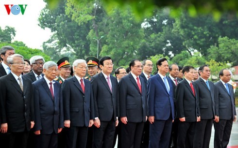 Les dirigeants rendent hommage au président Hô Chi Minh et aux héros morts pour la patrie - ảnh 2