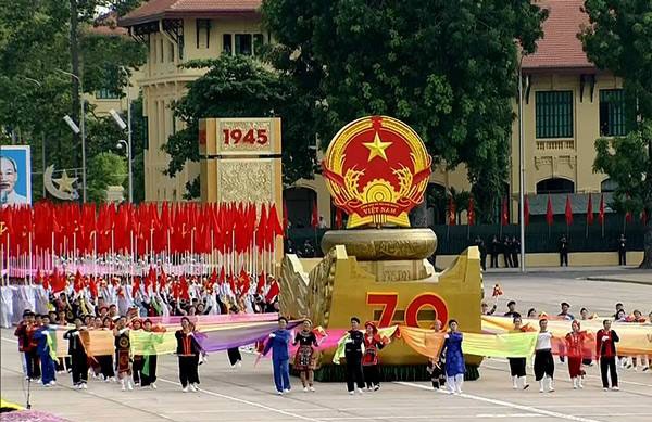 Meeting, parade militaire et défilé en l’honneur de la Fête nationale vietnamienne - ảnh 1