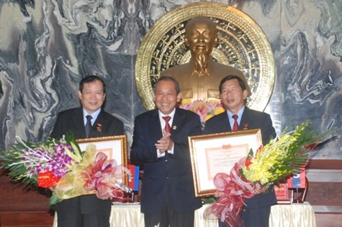 Remise de l’insigne «Pour la cause du tribunal» aux responsables laotiens et cambodgiens - ảnh 1