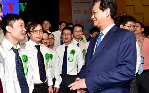 Le Premier ministre Nguyen Tan Dung rencontre des jeunes scientifiques exemplaires - ảnh 2