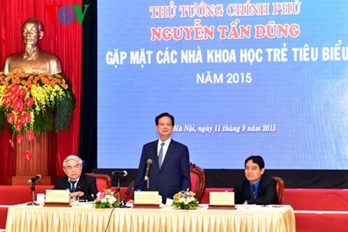 Le Premier ministre Nguyen Tan Dung rencontre des jeunes scientifiques exemplaires - ảnh 1
