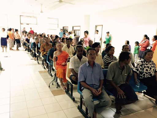 Les médecins vietnamiens viennent en aide à des patients démunis au Laos - ảnh 1