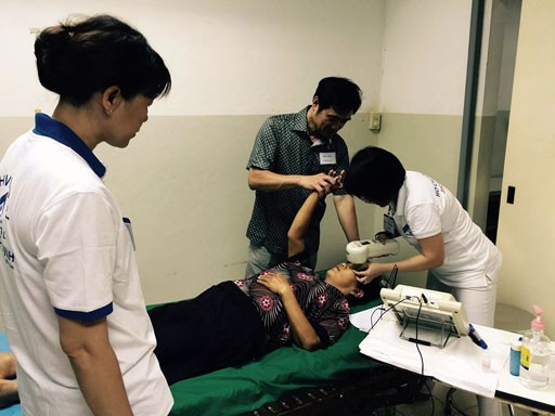 Les médecins vietnamiens viennent en aide à des patients démunis au Laos - ảnh 2