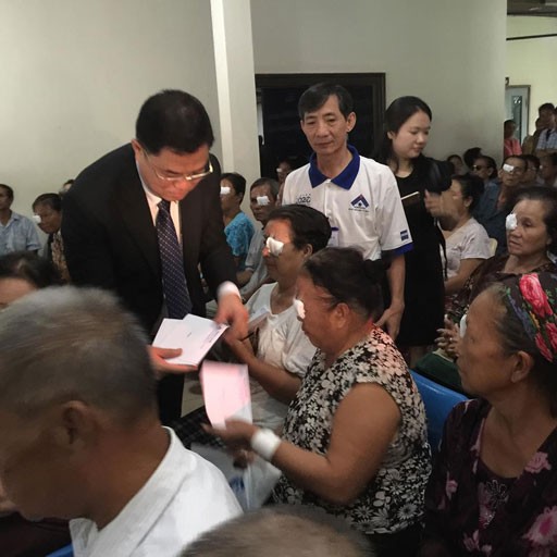 Les médecins vietnamiens viennent en aide à des patients démunis au Laos - ảnh 4