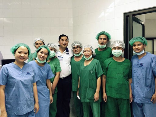 Les médecins vietnamiens viennent en aide à des patients démunis au Laos - ảnh 5