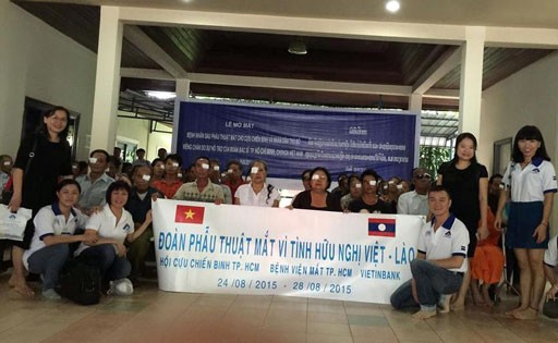 Les médecins vietnamiens viennent en aide à des patients démunis au Laos - ảnh 6