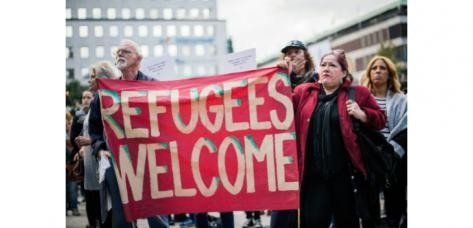 Migrants, réfugiés: des manifestations contrastées en Europe - ảnh 1
