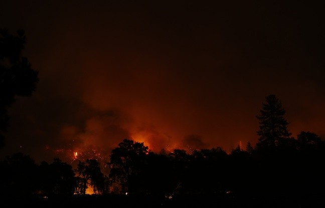 Californie: l'état d'urgence déclaré, des milliers de personnes fuient les incendies - ảnh 1