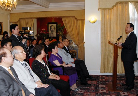 Vu Van Ninh visite l’ambassade du Vietnam au Royaume Uni - ảnh 1