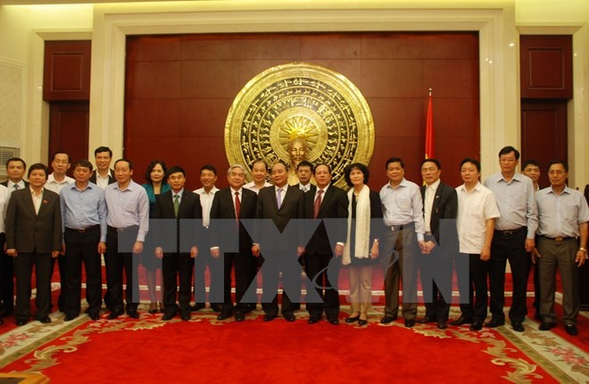 Nguyên Xuan Phuc visite l’ambassade du Vietnam en Chine - ảnh 1