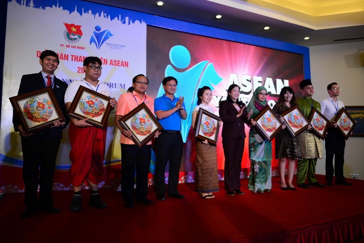 Coup d’envoi du Forum des jeunes de l’ASEAN 2015 - ảnh 1