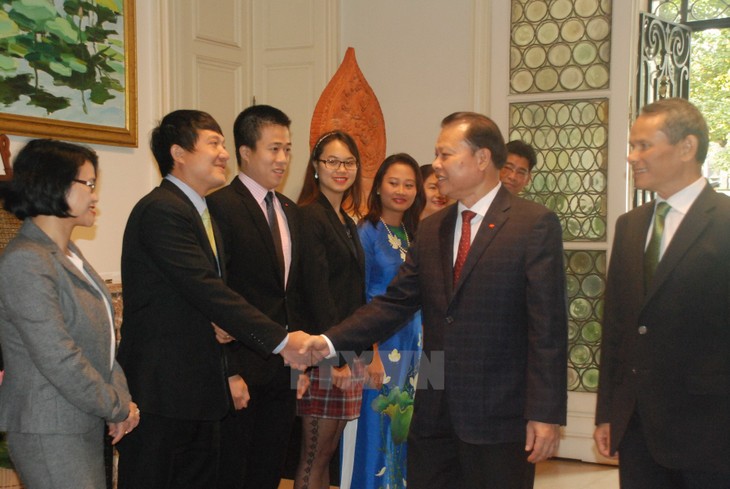 Vu Van Ninh visite l’ambassade du Vietnam en Belgique - ảnh 1
