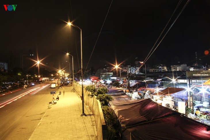 La vie nocturne au marché Long Biên - ảnh 1