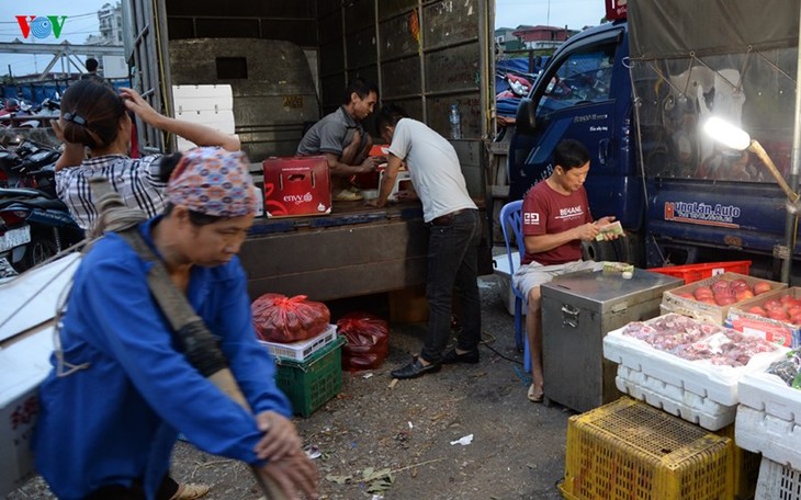 La vie nocturne au marché Long Biên - ảnh 10