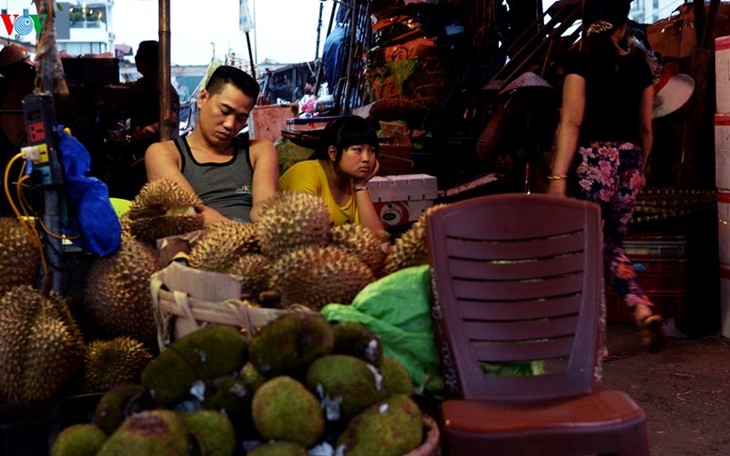 La vie nocturne au marché Long Biên - ảnh 13