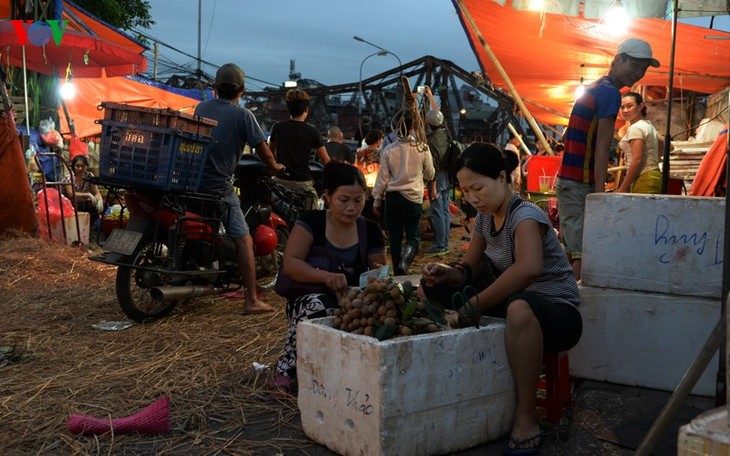 La vie nocturne au marché Long Biên - ảnh 2
