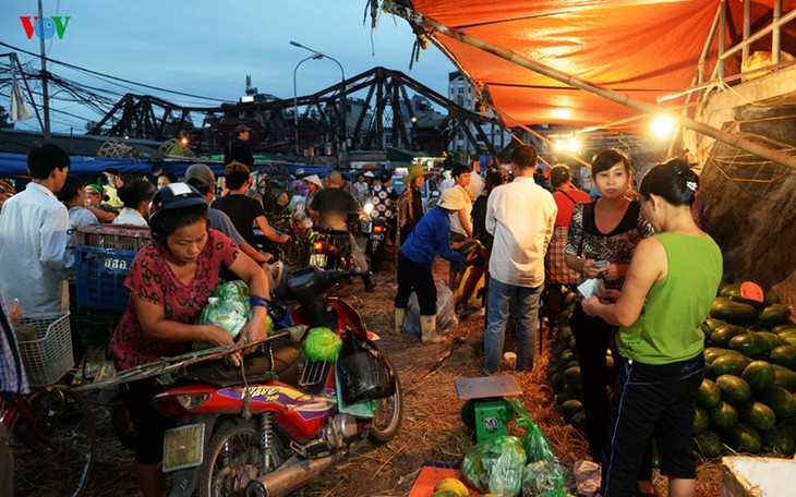 La vie nocturne au marché Long Biên - ảnh 3