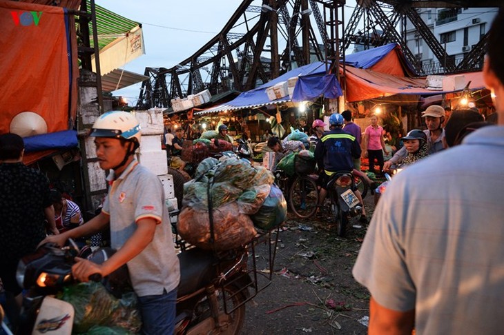 La vie nocturne au marché Long Biên - ảnh 4