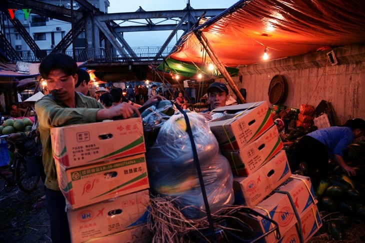 La vie nocturne au marché Long Biên - ảnh 5