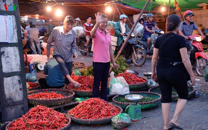 La vie nocturne au marché Long Biên - ảnh 8