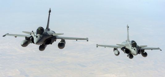 La France a mené ses premières frappes aériennes en Syrie - ảnh 1