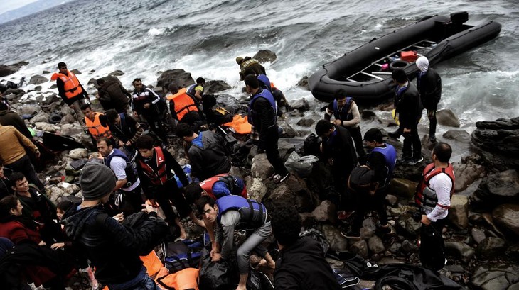 L'ONU prévoit l'arrivée de 700 000 migrants en Europe  - ảnh 1