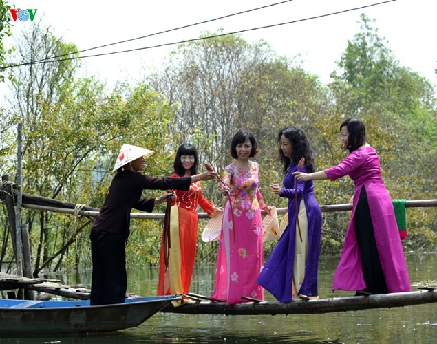 Début de la saison des fleurs de nénuphars sur le ruisseau Yên - ảnh 8