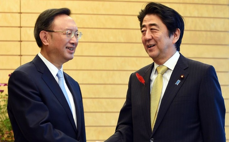 Japon: Shinzo Abe reçoit le conseiller d'Etat chinois Yang Jiechi - ảnh 1