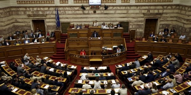 Grèce : le Parlement adopte de nouvelles mesures d'austérité réclamées par les créanciers - ảnh 1