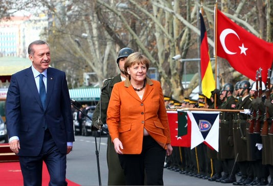 Angela Merkel en Turquie pour endiguer le flux de réfugiés syriens - ảnh 1