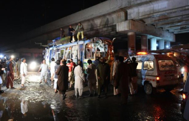 Pakistan: au moins 11 morts dans l'explosion d'un car dans le sud-ouest - ảnh 1