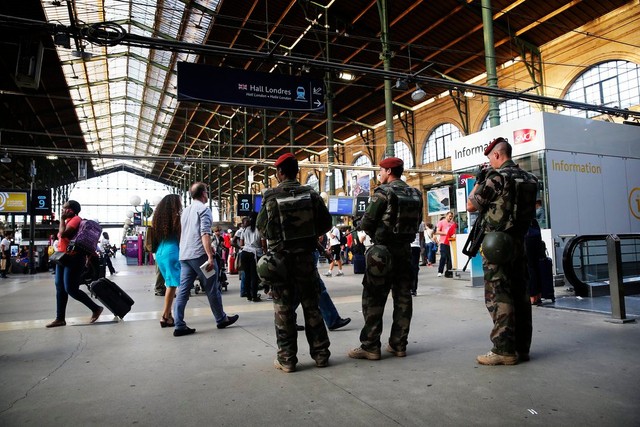 Plusieurs pays renforcent leur sécurité au lendemain des attentats de Paris - ảnh 1