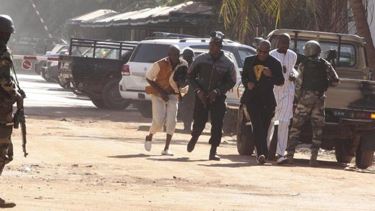 Mali : 170 otages retenus par des terroristes dans l'hôtel Radisson de Bamako - ảnh 1