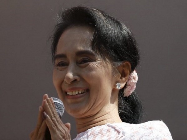 Myanmar : Aung San Suu Kyi rencontre le président pour amorcer une 