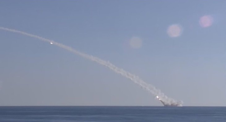 Les Russes attaquent l'EI depuis un sous-marin - ảnh 1