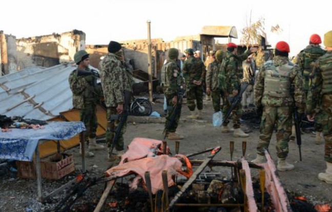 Afghanistan: au moins 37 morts à l’aéroport de Kandahar assiégé par les talibans - ảnh 1