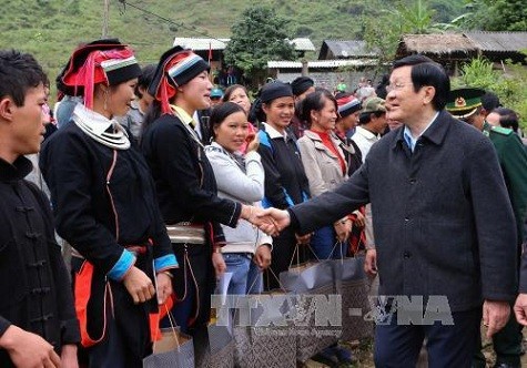 Le président vietnamien inspecte le village culturel et touristique à Ha Giang - ảnh 1
