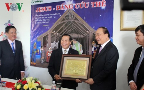 Le vice-Premier ministre Nguyen Xuan Phuc visite l’Eglise missionnaire évangélique - ảnh 1