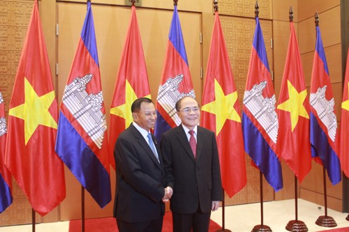 Nguyen Sinh Hung reçoit une délégation de sénateurs cambodgiens - ảnh 1