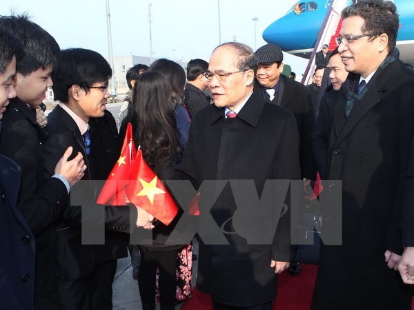 Nguyen Sinh Hung visite l’ambassade du Vietnam en Chine - ảnh 1