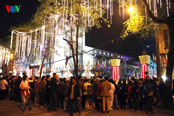 La fête de Noël célébrée au Vietnam  - ảnh 2
