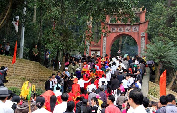 Le culte des rois Hùng fondateurs du pays réunit la communauté vietnamienne - ảnh 1
