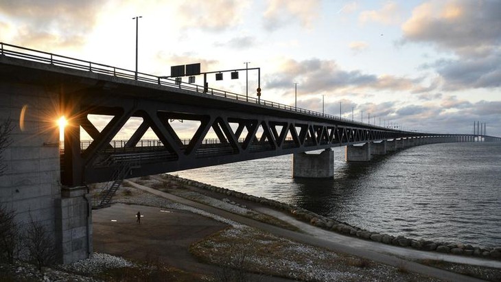 Le pont reliant la Suède au Danemark fermé aux réfugiés - ảnh 1