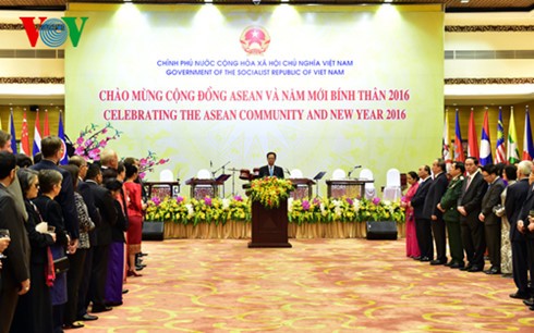 Réception en l’honneur de la naissance de la communauté de l’ASEAN et du nouvel an - ảnh 1