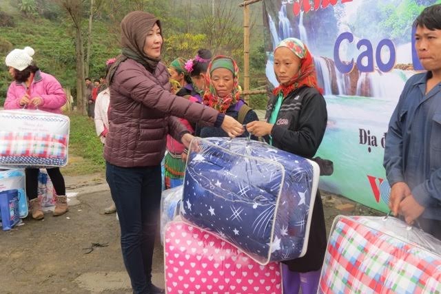 VOV5 offre des cadeaux aux foyers démunis de la province de Cao Bang - ảnh 2